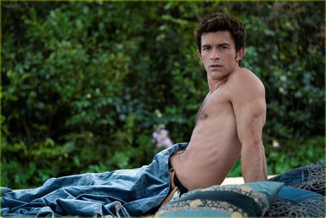 #Bridgerton star Jonathan Bailey recalls his awkward first day on set and the secret to looking good in nude scenes. Watch the interview in full ?? …